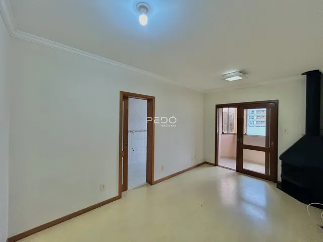 Ambiente interno com paredes brancas e piso claro.