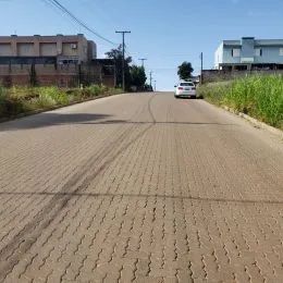 Vista de uma estrada pavimentada em uma área externa.