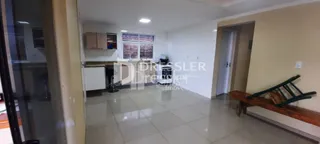 Hall de entrada com paredes claras e portas internas.