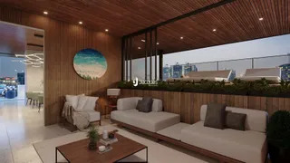 Sala de estar moderna com grandes janelas que oferecem vista da cidade.