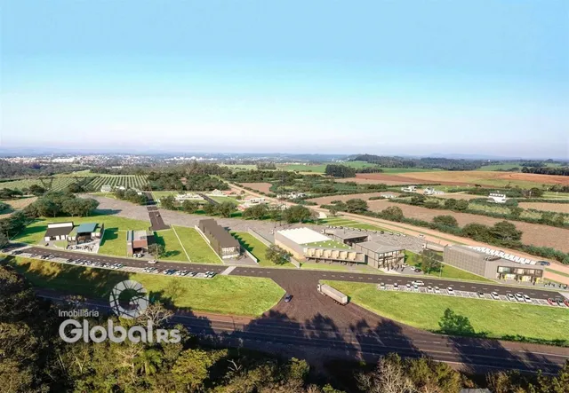 Vista aérea de uma propriedade rural com campos e estradas no interior do Brasil.
