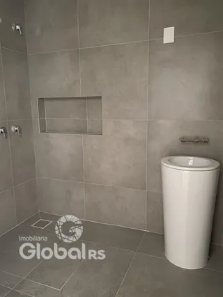 Foto de um banheiro com revestimento de azulejos.