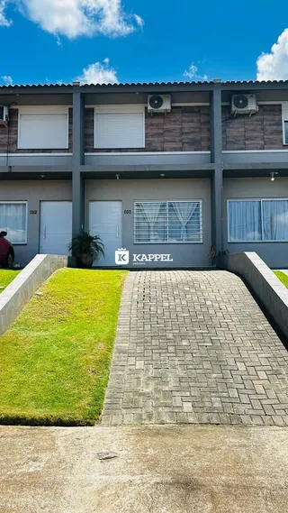 Fachada de um prédio residencial em Lajeado, Brasil, mostrando as unidades 102 e 103.