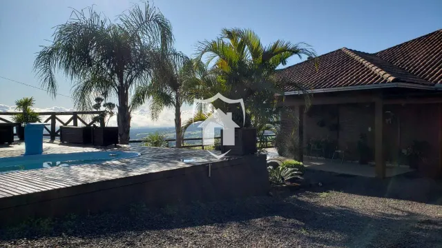 A foto mostra a fachada de uma casa com piscina e deck em Lajeado.