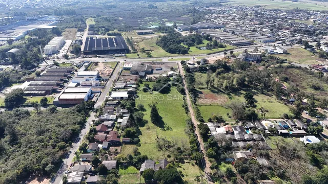 Vista aérea de uma área rural com campos e estruturas em Lajeado.