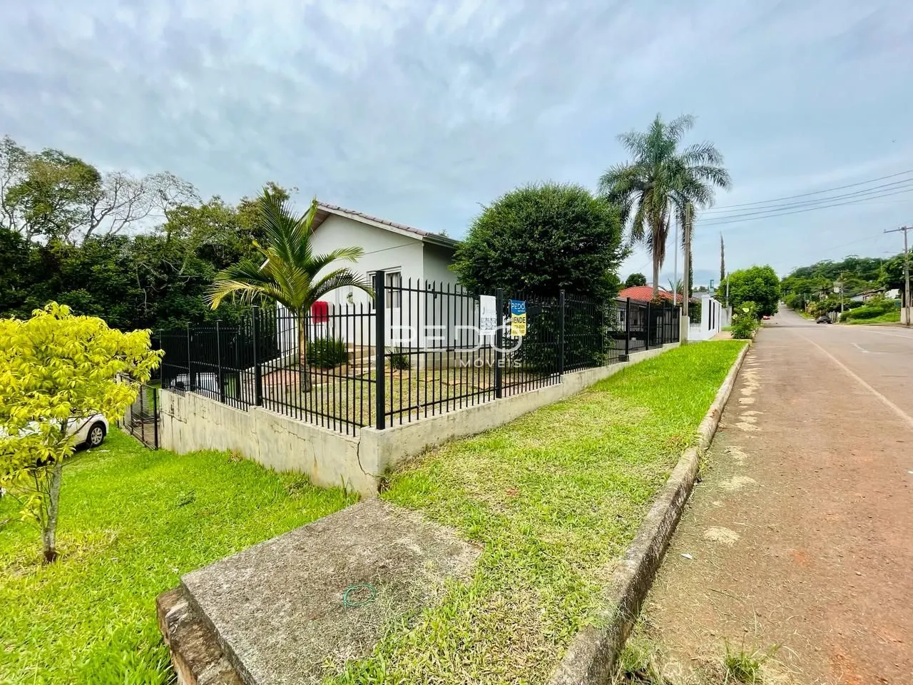Vista da fachada de uma propriedade com cerca e jardim em Lajeado, Brasil.