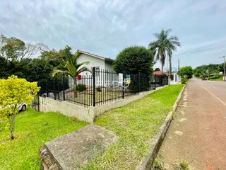 Vista da fachada de uma propriedade com cerca e jardim em Lajeado, Brasil.