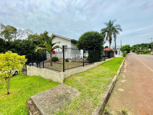 Vista da fachada de uma propriedade com cerca e jardim em Lajeado, Brasil.