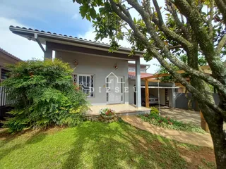 Fachada de uma residência em Lajeado, Brasil, com jardim frontal.