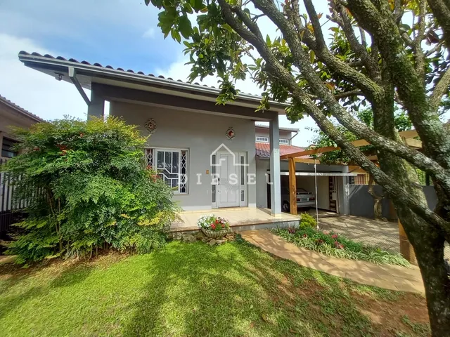 Fachada de uma residência em Lajeado, Brasil, com jardim frontal.
