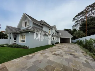 Fachada de uma casa em Lajeado, Brasil, com jardim e entrada pavimentada.