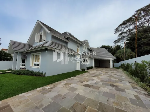 Fachada de uma casa em Lajeado, Brasil, com jardim e entrada pavimentada.