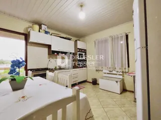 Quarto interno com piso de cerâmica e paredes claras.