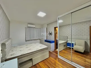 Quarto com cama e janela em um imóvel no Brasil.