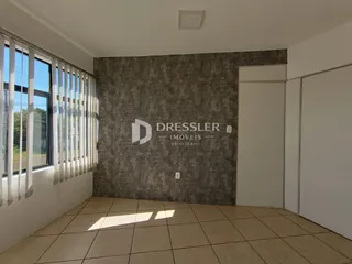 Interior de um ambiente com piso de cerâmica e parede texturizada.