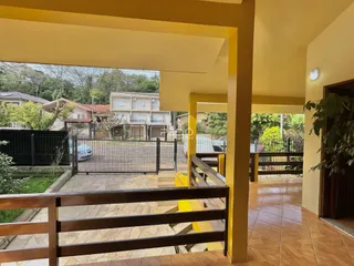 Vista de uma área comum com acesso a um pátio externo em Lajeado, Brasil.