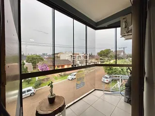 Vista externa de uma residência em Lajeado, Brasil, através de grandes janelas.