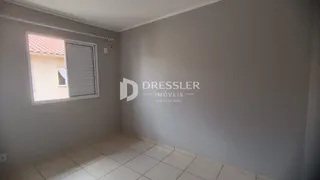 Ambiente interno com piso de cerâmica e janela.