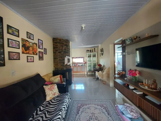 Interior de uma sala de estar com parede decorada e lareira.