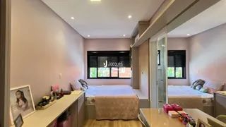 Quarto com cama e janela em ambiente claro.
