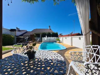 Foto de uma piscina e área externa com mobiliário de ferro em Lajeado.