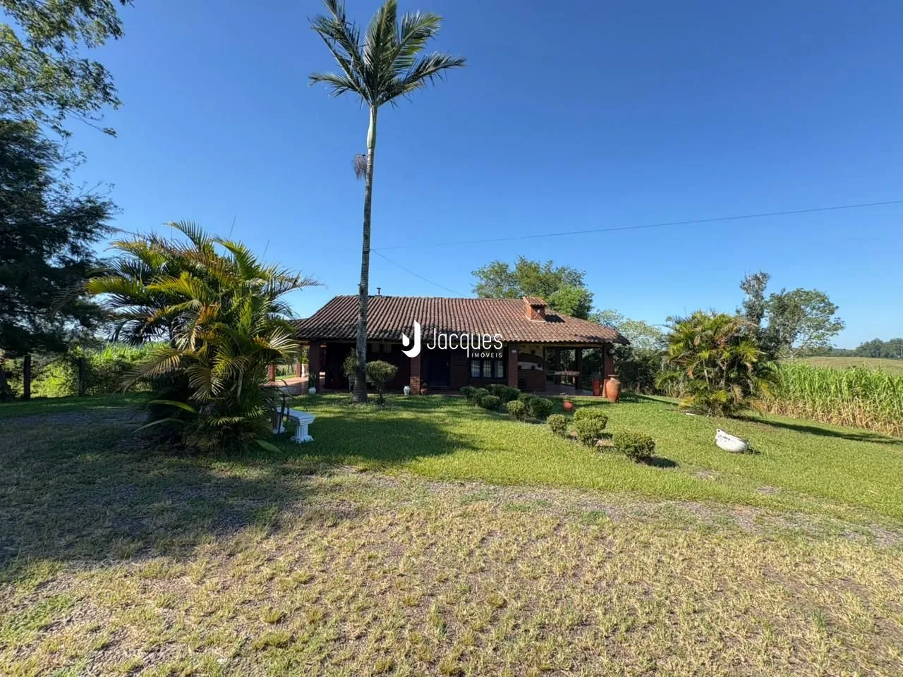 Vista externa de uma residência com grande área gramada em Lajeado.