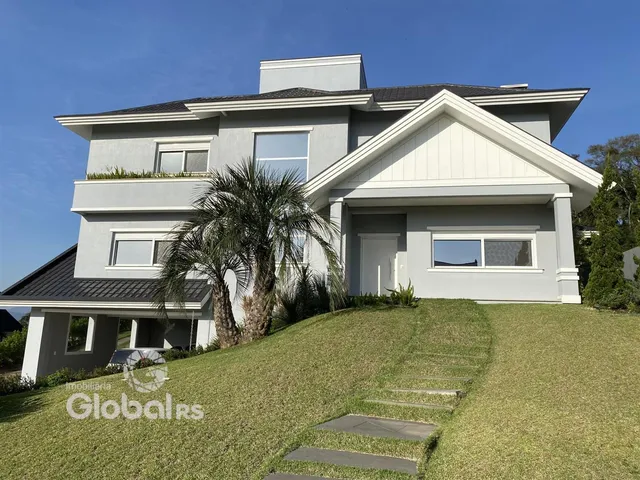 Fachada de uma casa em Lajeado, Brasil, com jardim gramado em primeiro plano.