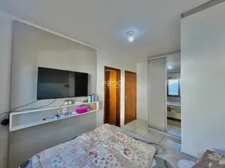 Quarto com cama e televisão em um apartamento no Brasil.