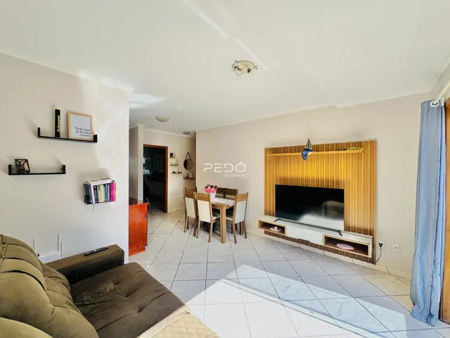 Sala de estar com sofá e área de jantar em um imóvel no Brasil.
