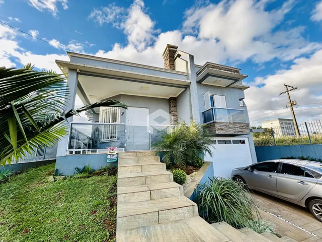 Fachada de uma residência em Lajeado, Brasil, com jardim frontal.