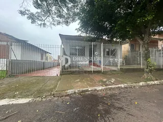 Vista externa de uma propriedade em Lajeado, Brasil, com cerca de metal.