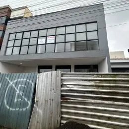 Fachada externa de uma residência em Lajeado, Brasil com revestimento de madeira.