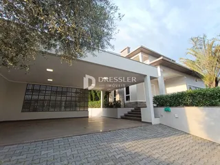 Fachada de uma residência em Lajeado, Brasil, com área coberta e jardim.