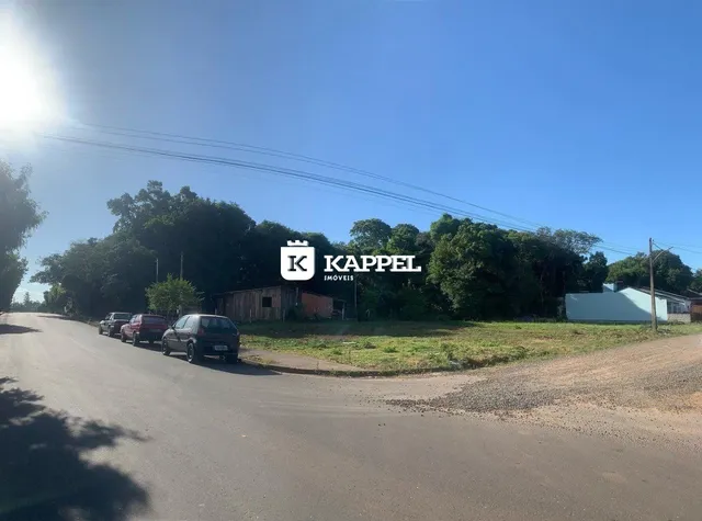 Vista externa de uma propriedade em Lajeado, Brasil, mostrando uma estrada e um prédio ao fundo.