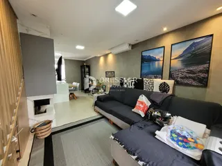 Sala de estar moderna com sofá e decoração contemporânea.