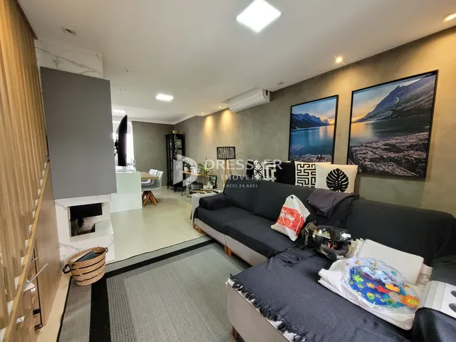 Sala de estar moderna com sofá e decoração contemporânea.