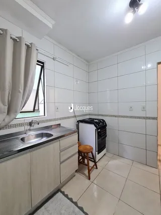 Interior de uma sala com piso de cerâmica e janela em um imóvel no Brasil.