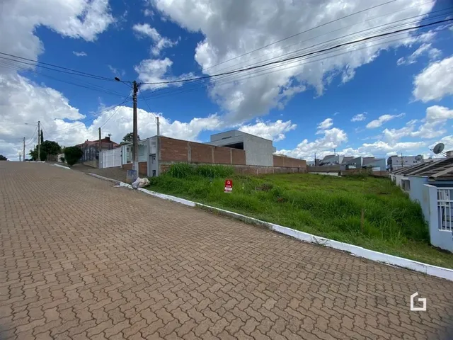 Fachada de uma propriedade em Lajeado, Brasil, com gramado e muro de tijolos.