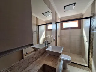 Banheiro com bancada dupla e box de vidro em Lajeado, Brasil.
