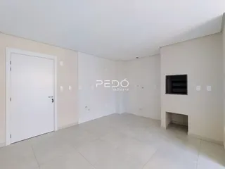 Ambiente interno de uma sala com piso claro e paredes brancas.