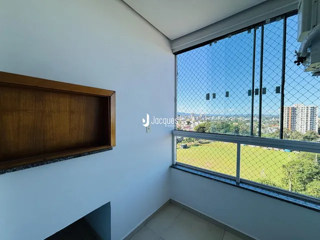Vista da janela de um imóvel em Lajeado, Brasil, com vista para um campo gramado.