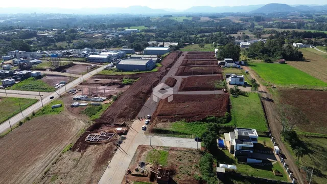 Vista aérea de uma área de terra com campos e estradas no interior do Brasil.