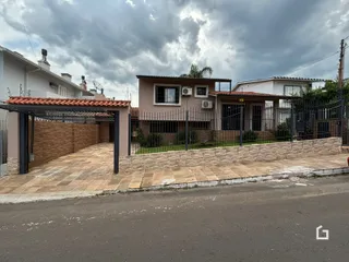 Fachada de uma casa em Lajeado, Brasil com muro e área pavimentada.
