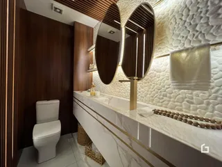 Foto de um banheiro moderno com revestimento de parede texturizado e bancada de mármore.