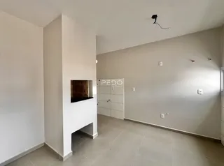 Interior de um corredor com paredes brancas e piso de cerâmica.