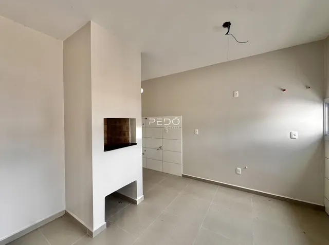 Interior de um corredor com paredes brancas e piso de cerâmica.