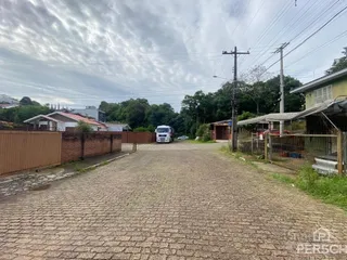 Vista da entrada de uma propriedade em Lajeado, Brasil, mostrando uma área pavimentada.