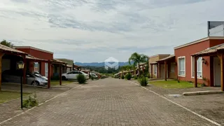 Fachada de casas em uma rua pavimentada em Lajeado.