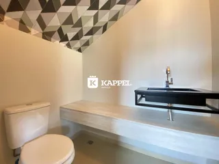 Banheiro com bancada e vaso sanitário.