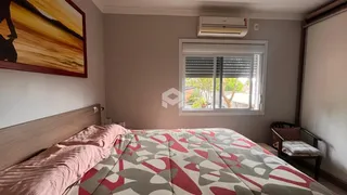 Quarto com cama e janela em imóvel no Brasil.